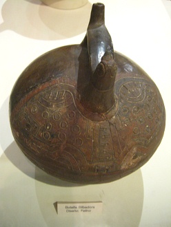 Pfeifende Keramik-Flasche in Form eines
                          Raubtiers (felino) der Paracas-Kultur 01