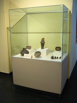 Eine weitere Vitrine mit Keramik der
                          Paracas-Kultur