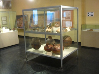 Vitrine mit Keramikan der Nekropolis
                          (Totenst�tte) der Parakas-Kultur