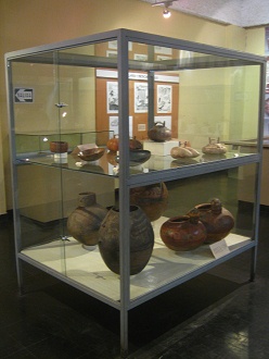 Vitrine mit Keramikan der Nekropolis
                            (Totenst�tte) der Parakas-Kultur 02