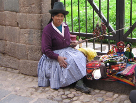 Stickereiverk�uferin mit
                                  Taillen-Webstuhl in Cusco 2009