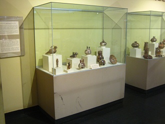 Showcase with handy Nazca ceramics 01