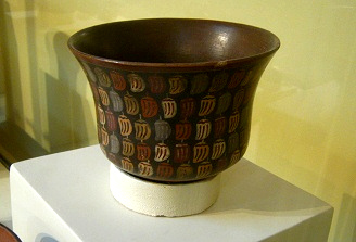 A ceramic bowl of Nazca culture with
                            the design of paprika peppers