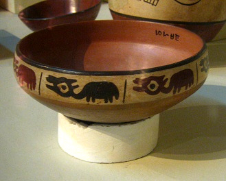 A plate with the design of lamas or
                            vicu�as