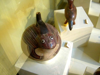Ceramic bottle of Nazca culture
                                    in form of a toad, view from above