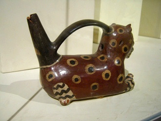 Botella de cer�mica con la
                                    forma de un felino, vista lateral