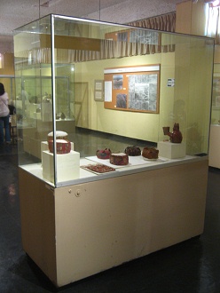 Vitrina con gorros de la cultura Wari
                            (Huari)
