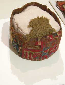 Gorro de la cultura Wari
                                    (Huari), primer plano