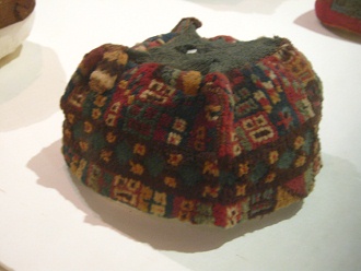 Gorro de la cultura Wari
                                    (Huari), vista lateral