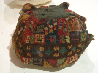 Gorro de la cultura Wari
                                    (Huari), primer plano
