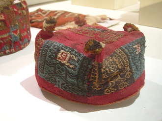 Gorro de la cultura
                Wari (Huari) 04, vista lateral