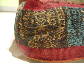 Gorro de la cultura Wari
                                    (Huari) 04, detalle 01