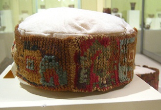 Banda de un gorro de la cultura Wari
                            01