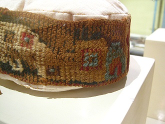 Banda de un gorro de la cultura Wari
                            01, detalle 02