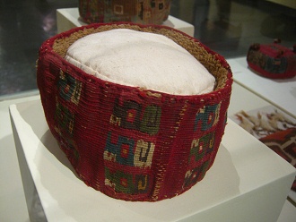 Banda de un gorro de la cultura Wari
                            02