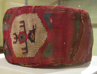 Banda de un gorro de la cultura Wari
                            02, detalle 01