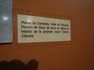 Texto: Huaca La Centinela, Valle de
                              Chincha: Porci�n de frisos de barro en
                              relieve al interior de la pir�mide mayor.
                              Cultura Chincha.