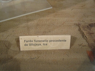 Texto: Fardo funerario procedente de
                              Ullujaya, Ica