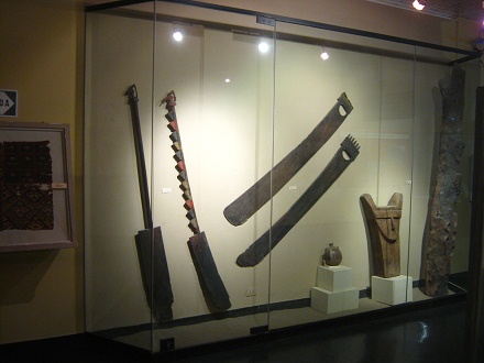 Vitrina con remos de la cultura
                              Chincha