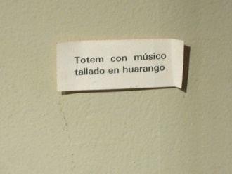 Texto: T�tem con m�sico tallado
                            en huarango