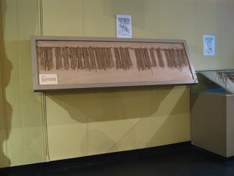 Showcase with talking knots
                                    ("quipus") 01