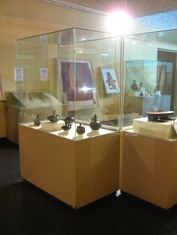 Showcase with black ceramics of Inca
                          culture