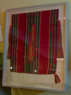 Multicolored woolen cape of Inca
                            culture (in Quechua: uncu)