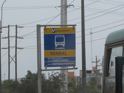 La placa del paradero de Yanbal
              en la Panamericana