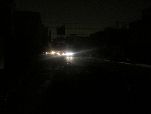 Apag�n
                en Los Olivos 02 con pistas sin ninguna luz, aqu� el
                jir�n Salaverry, Lima, 16 de abril 2017