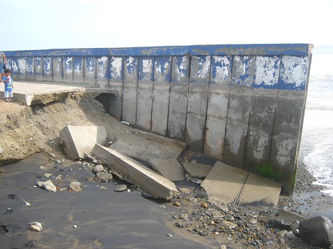 El malec�n del
              distrito de Buenos Aires en Trujillo (Per�) en 2010: paso
              a paso el mar comi� el muro del malec�n porque al alcalde
              Acu�a no import� de proteger ese muro del malec�n (!!!)