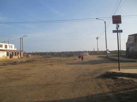 El malec�n Col�n del distrito de Buenos Aires en
              Trujillo (Per�) en mayo 2017: han puesto un muro gigante
              de piedras grandes que resisten al mar, pero no dejaron
              pasar los huaicos del 2017 - y en combinaci�n con las
              lluvias fuertes colapsaron casas
