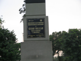 Jesus Maria, Parkdenkmal f�r den Poeten
                          Valllejo, Texttafel (leider verwackelt)