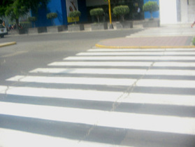 Miraflores, Avenida Palma,
                          Strassenschaden im Fussg�ngerstreifen