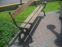 Miraflores, Avenida Pardo, Taubendreck
                          auf Parkbank