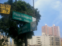 Strassenschilder Avenida Bolognesi -
                          Plaza Bolognesi
