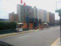 Miraflores, Malecon 28 de Julio,
                          Haupteingang des Tennisclubs von Miraflores
                          "Terrazas de Miraflores"