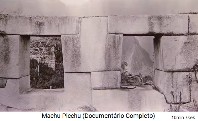 Bingham en Machu Picchu en 1912: El templo de
                      3 ventanas es liberado de �rboles y plantas