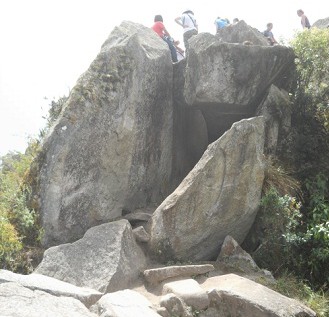 Cantera en la punta de Huaynapicchu
          con piedras cortadas gigantes