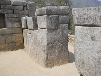 La piedra cortada gigante con 32
          rincones del cuarto de meditaci�n con �ngulos precisos de 88 y
          92 grados para una estructura antis�smica