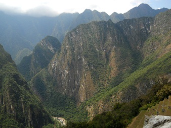 Vista a otras monta�as con la valle Urubambaas