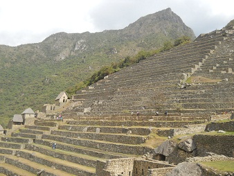 Machu Picchu, terrazas con monta�as 01