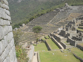 Machu Picchu: vista al sector agr�cola con la
                    casa arriba