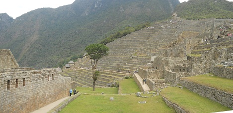 Vista del muro grande al sector agr�cola con
                  �rbol y casa arriba