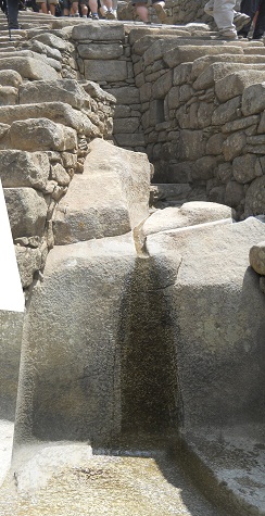 Machu Picchu: escalones con canalito con una
                    cisterna de agua abajo, foto panor�mica
