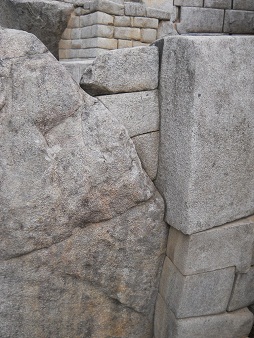 Muro inca con piedras tri�ngulas