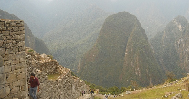 Machu Picchu: vista de la zona de la Puerta del
                    Sol principal a las monta�as con la monta�a Putucusi
                    etc., foto panor�mica