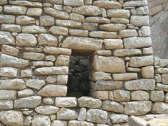 Machu Picchu: ventanita en una casa vecina del
                    templo del sol