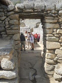 una puerta en el corredor cerca del templo del
                    sol, con t�cnica cruda