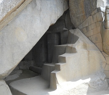 La escalera en un trozo y el muro curvado, foto
                    panor�mica 02