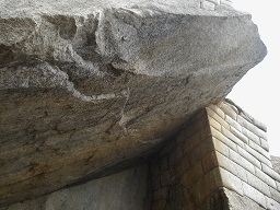 Machu Picchu, cueva de las momias: La conexi�n
                    de la roca con el muro de piedras